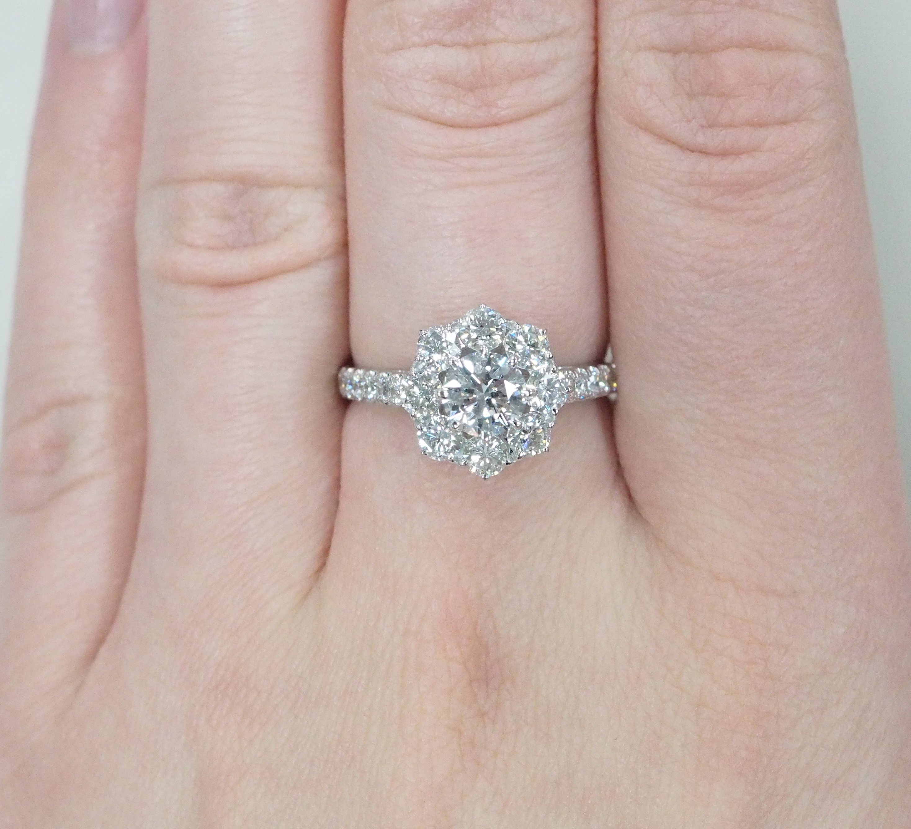 Кольцо из белого золота с бриллиантами